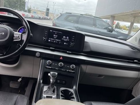 Used 2022 Kia Carnival LX image 11