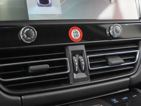 Certified 2026 Porsche Macan AWD/4WD image 33