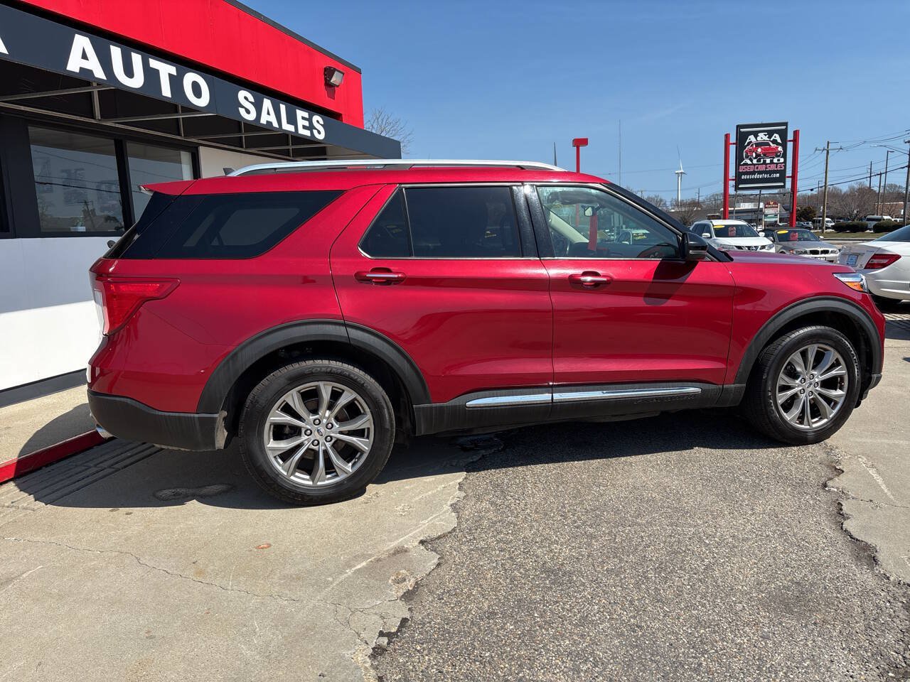 Used 2021 Ford Explorer Limited w/ Equipment Group 301A AWD/4WD image 3