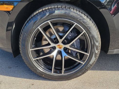 Certified 2025 Porsche Macan image 10
