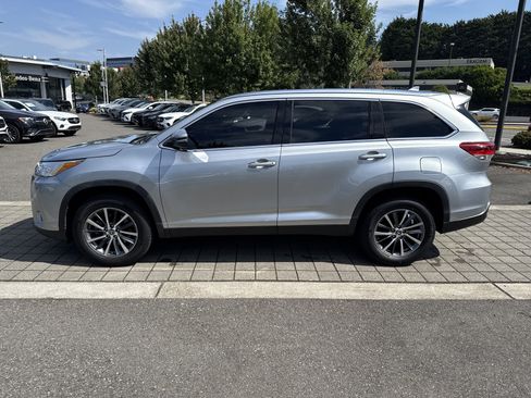 Used 2019 Toyota Highlander XLE FWD image 4