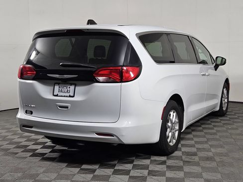 Used 2022 Chrysler Voyager LX FWD image 5