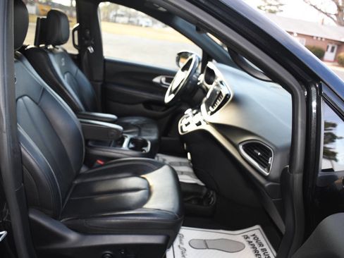 Used 2020 Chrysler Pacifica Touring-L w/ Advanced Safetytec Group image 29