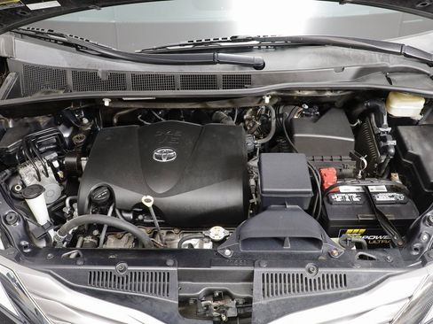 Used 2017 Toyota Sienna XLE image 24