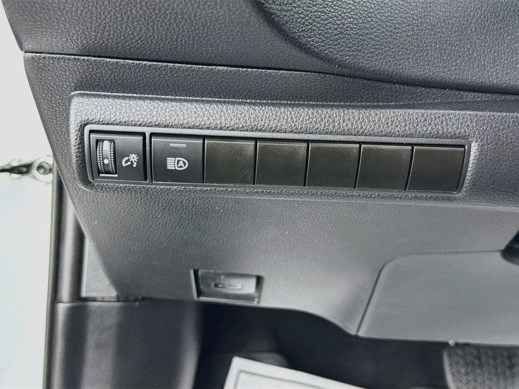 Used 2025 Toyota Corolla LE FWD image 11