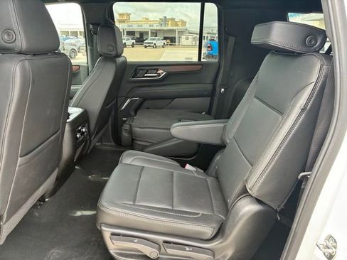 Used 2025 GMC Yukon XL Denali AWD/4WD image 11