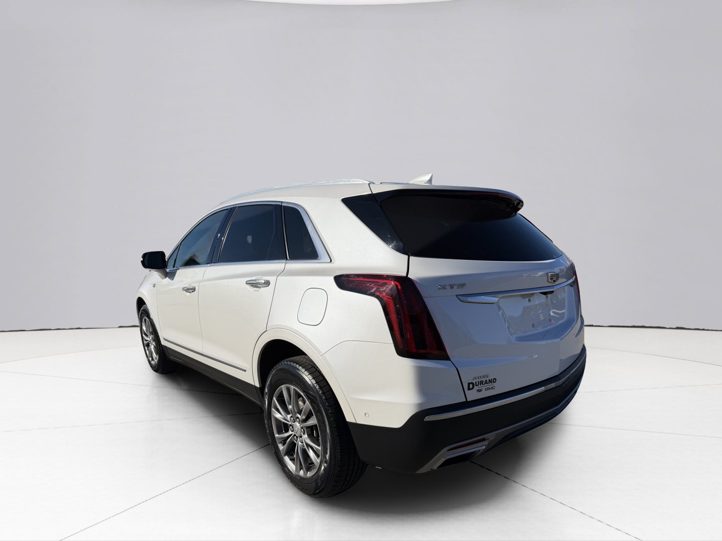 Used 2023 Cadillac XT5 Premium Luxury w/ Technology Package AWD/4WD image 3