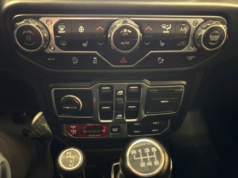 Used 2018 Jeep Wrangler Unlimited Rubicon AWD/4WD image 22