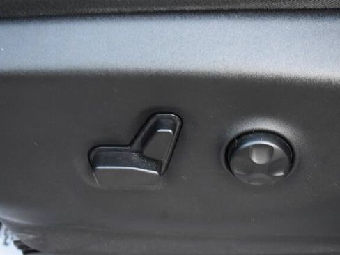 Used 2023 Chrysler Pacifica Limited AWD/4WD image 29