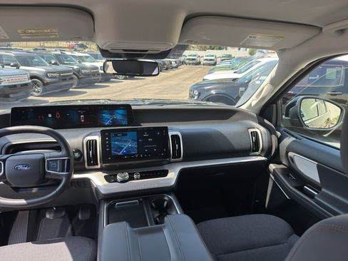 Certified 2025 Ford Expedition Active AWD/4WD image 18