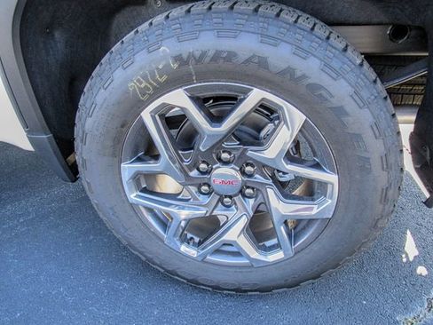 New 2026 GMC Sierra 1500 SLE image 10