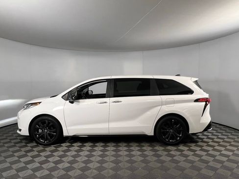 Used 2025 Toyota Sienna XSE image 9