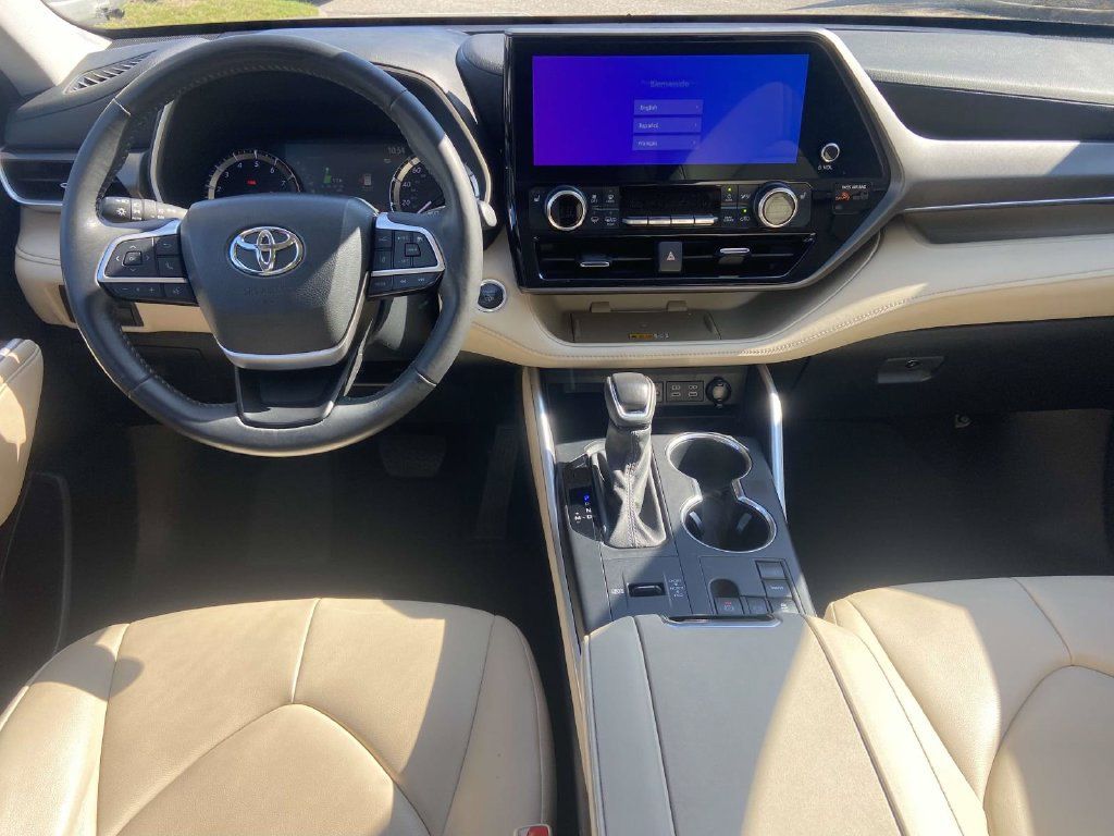 Used 2024 Toyota Highlander XLE FWD image 11
