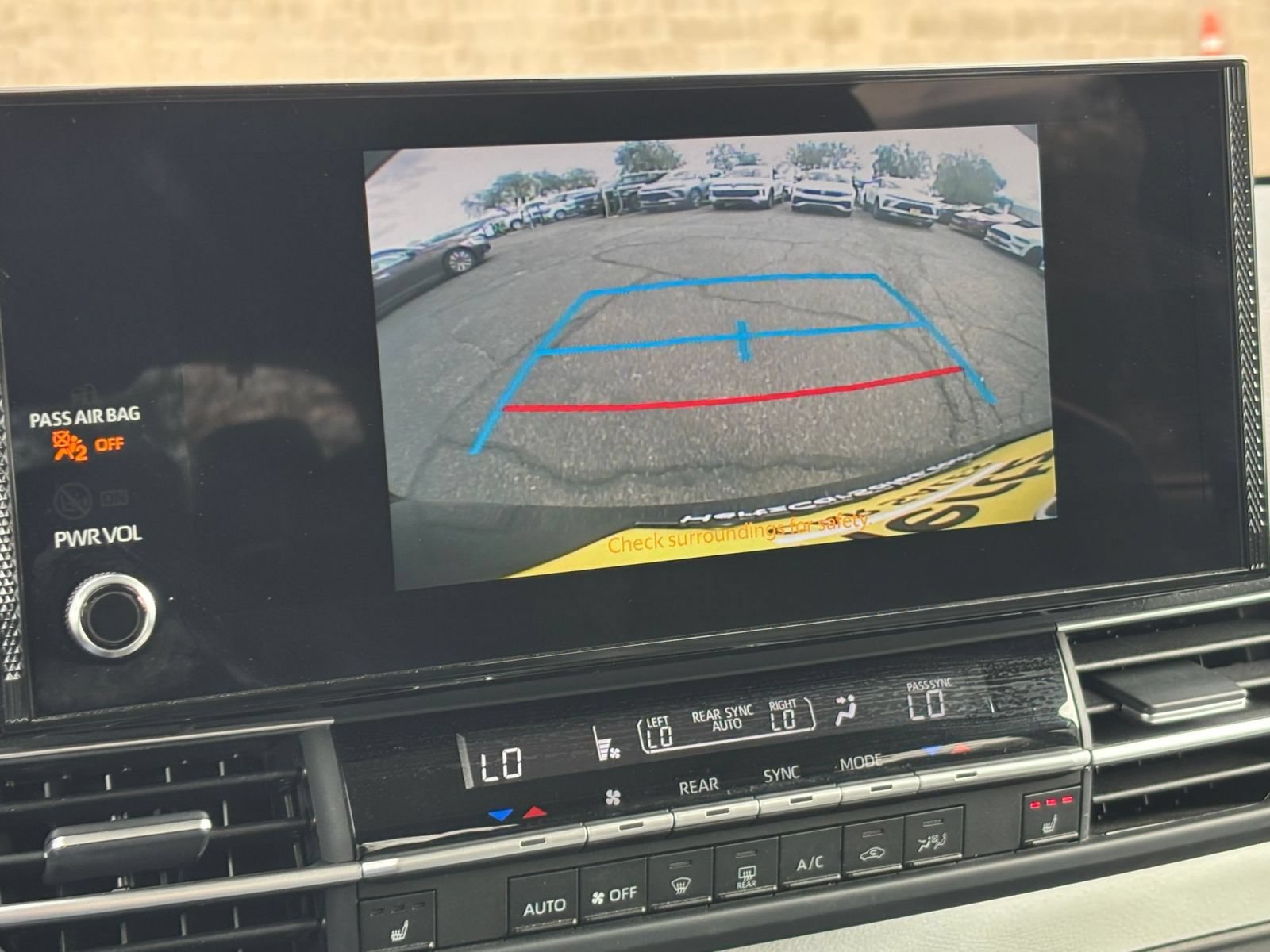 Used 2025 Toyota Sienna XLE FWD image 25