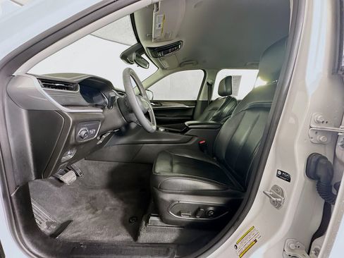 Used 2023 Jeep Grand Cherokee Limited w/ Black Appearance Package image 13