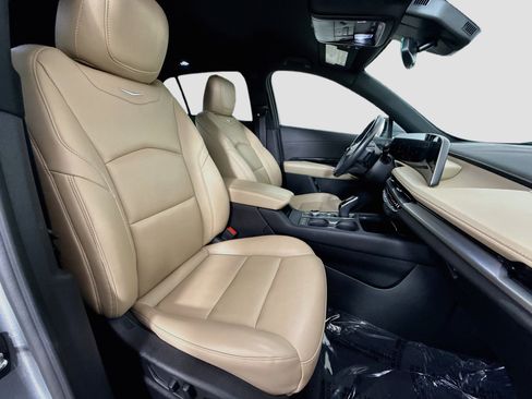 Used 2024 Cadillac XT4 Luxury w/ Cold Weather Package FWD image 30