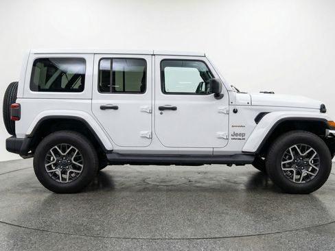 Used 2025 Jeep Wrangler Unlimited Sahara AWD/4WD image 11