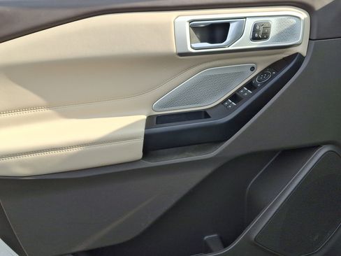 Used 2020 Ford Explorer Platinum w/ Premium Technology Package image 13