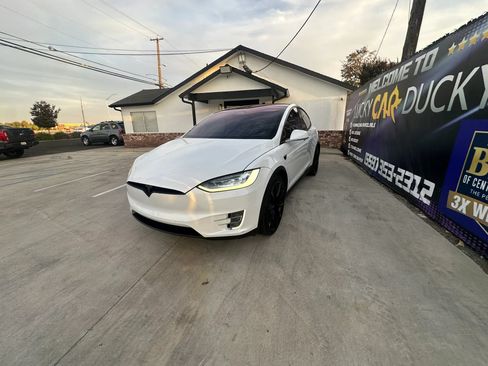Used 2018 Tesla Model X 75D AWD/4WD image 16