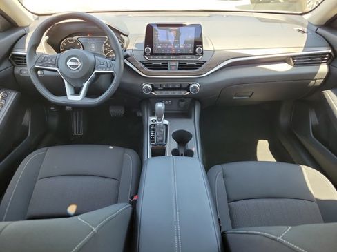 Used 2025 Nissan Altima 2.5 SV FWD image 11