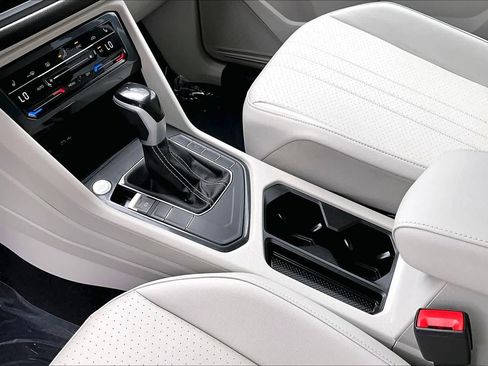 Used 2023 Volkswagen Tiguan SE w/ Panoramic Sunroof Package FWD image 16