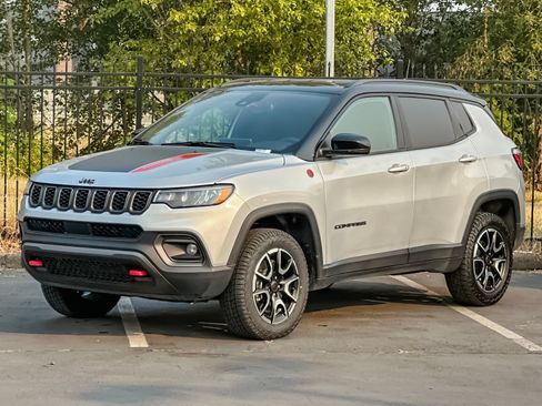 Used 2025 Jeep Compass Trailhawk AWD/4WD image 7