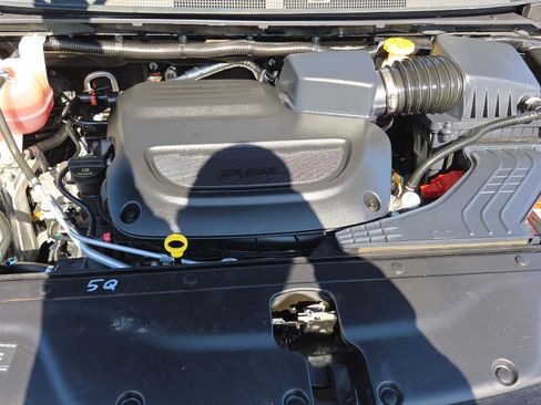 Used 2023 Chrysler Pacifica Limited w/ Uconnect Theater Family Group image 28