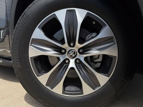 Used 2024 Toyota Highlander XLE FWD image 10