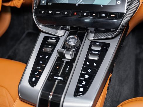 Used 2025 Aston Martin Vanquish image 32