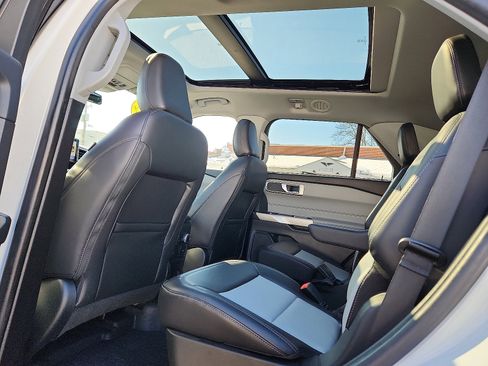 Used 2022 Ford Explorer XLT w/ Equipment Group 202A image 10