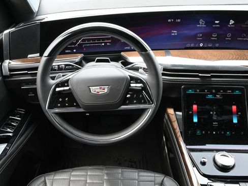 Certified 2026 Cadillac Escalade ESV Platinum Sport w/ LPO, ONYX Package AWD/4WD image 9