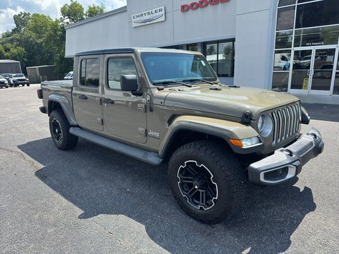 Used 2020 Jeep Gladiator Overland w/ Popular Equipment Package AWD/4WD image 2