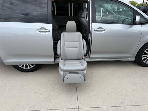 Used 2018 Toyota Sienna XLE w/ Entertainment Package FWD image 21