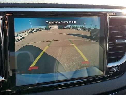 Used 2024 Chrysler Pacifica Touring-L image 17