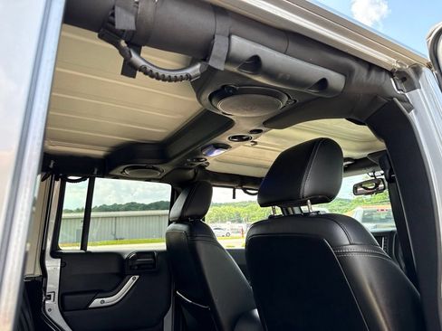 Used 2013 Jeep Wrangler Unlimited Sahara w/ Connectivity Group AWD/4WD image 12