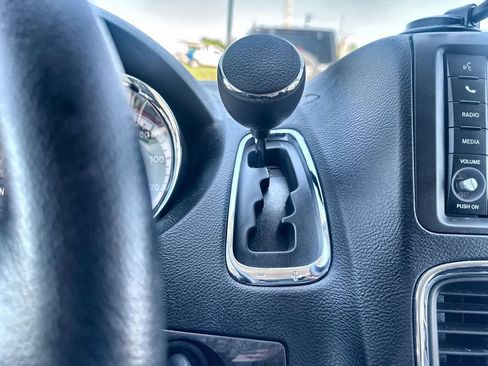 Used 2018 Dodge Grand Caravan SE FWD image 19
