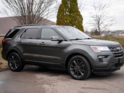 Used 2018 Ford Explorer XLT w/ Equipment Group 202A image 4