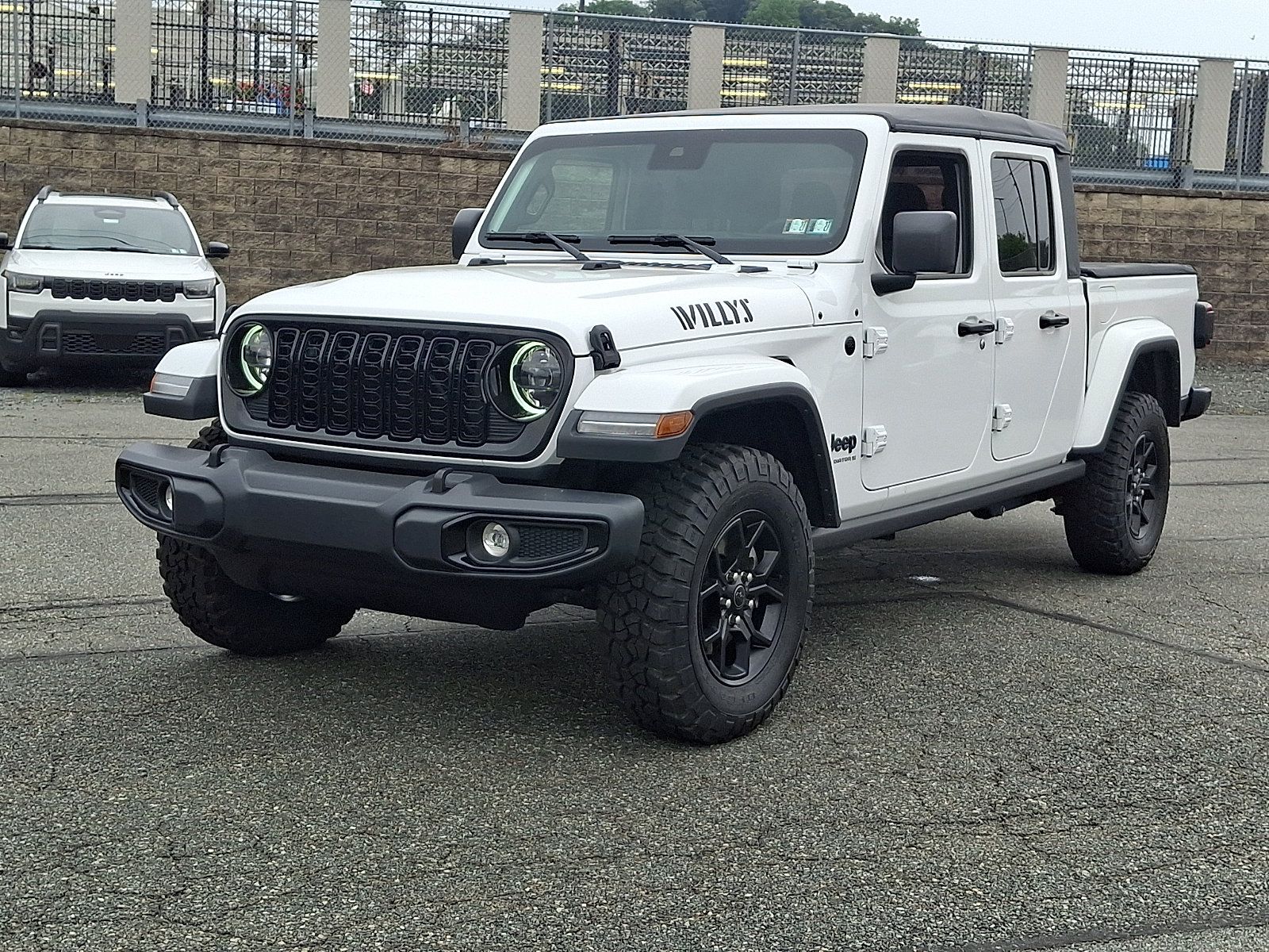 Used 2025 Jeep Gladiator Sport AWD/4WD image 3