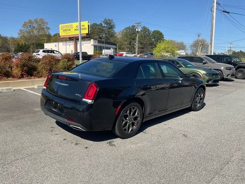Used 2018 Chrysler 300 S w/ 300S Premium Group image 4