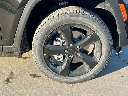 New 2025 Jeep Grand Cherokee L Limited w/ Black Appearance Package image 10