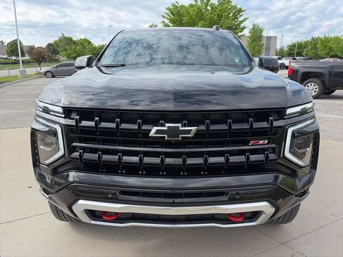 Used 2025 Chevrolet Suburban Z71 AWD/4WD image 3