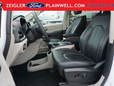 Used 2024 Chrysler Pacifica Touring-L FWD image 20