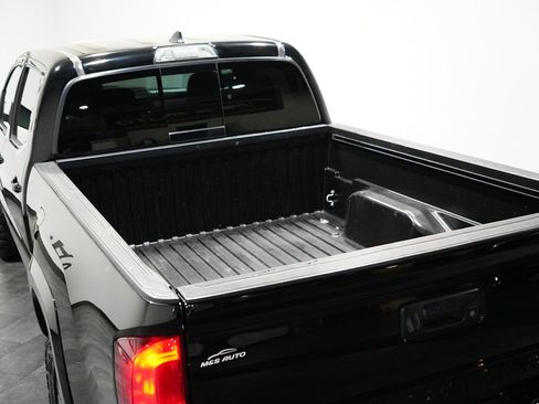 Used 2017 Toyota Tacoma TRD Sport w/ Premium & Technology Package image 11