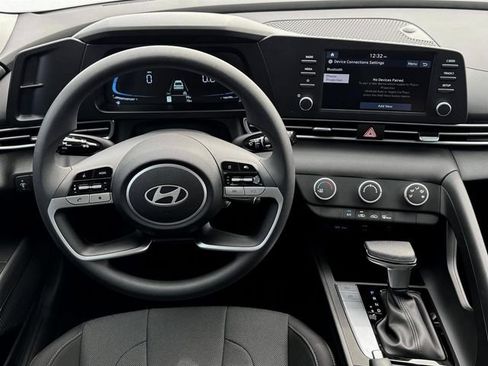 New 2025 Hyundai Elantra SE image 17