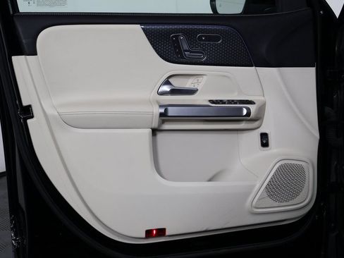 Used 2025 Mercedes-Benz GLB 250 image 12