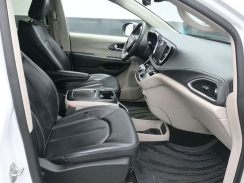 Used 2023 Chrysler Pacifica Touring-L image 9