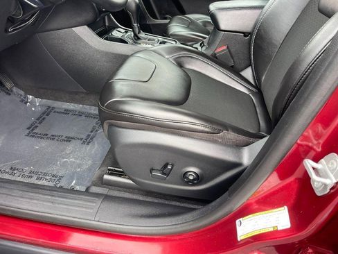 Used 2019 Jeep Cherokee Latitude Plus w/ Safety Group image 24