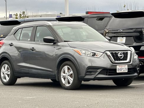 Used 2018 Nissan Kicks S image 2