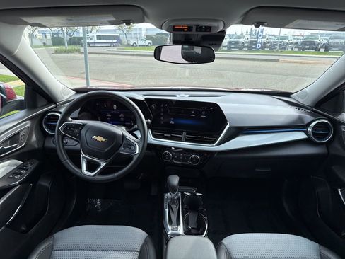 Used 2025 Chevrolet Trax LT w/ LT Convenience Package image 23