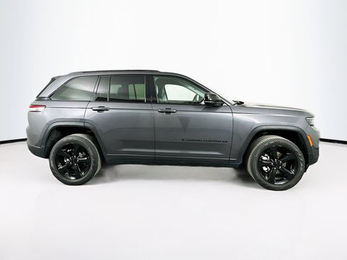 Used 2023 Jeep Grand Cherokee Limited w/ Black Appearance Package image 10